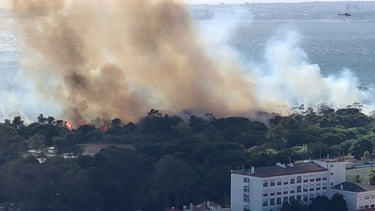 Incêndio rural na Trafaria entre a mata de S. João e a Cova do Vapor