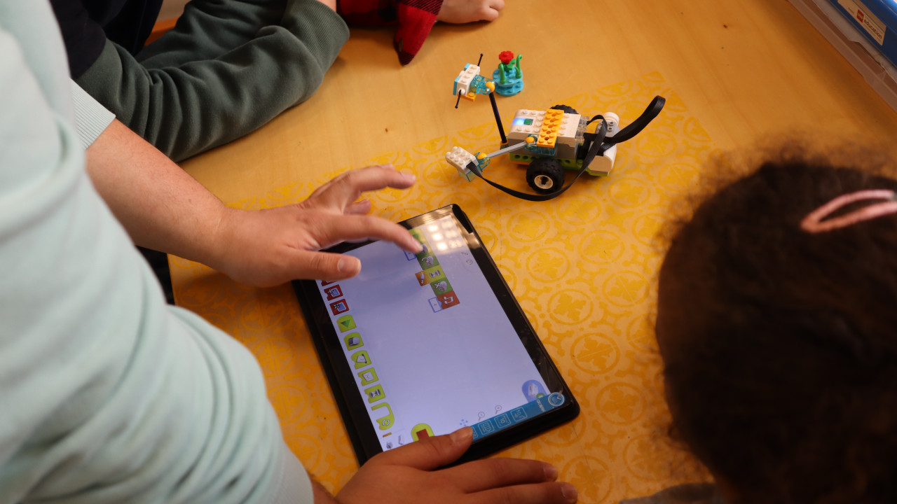 Crianças e jovens constroem robot na Biblioteca da Trafaria