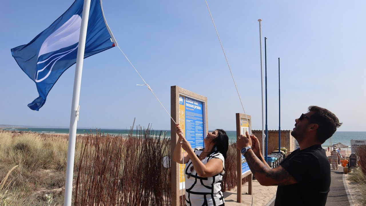 Bandeira Azul hasteada na Praia do Leblon